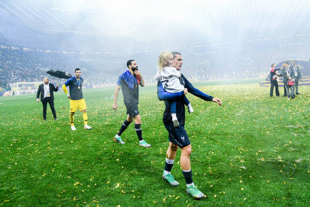 面对其侧翼 面对其侧翼